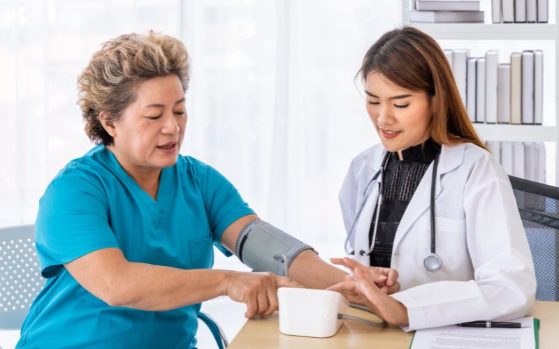 Kiểm soát đường huyết định kỳ đẩy lùi bệnh tê tay chân ở người tiểu đường