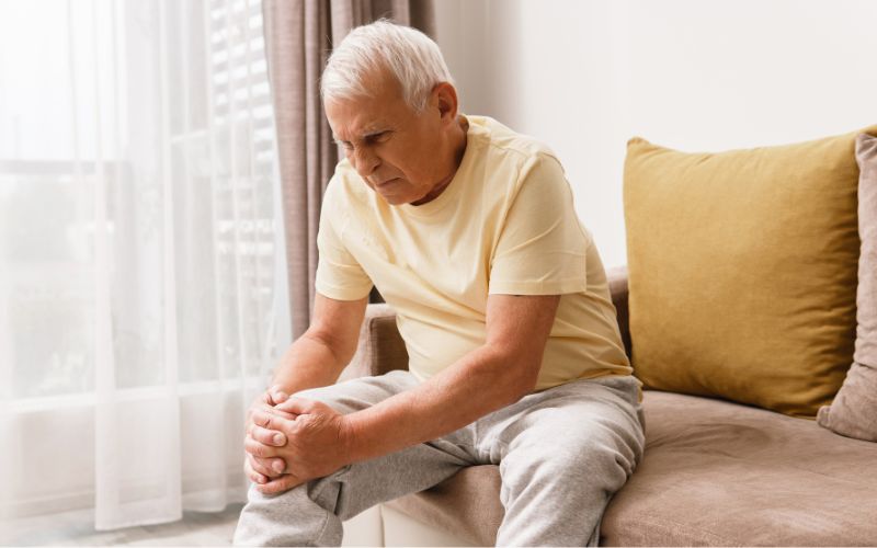 Triệu chứng của bệnh thoái hóa khớp thường xuất hiện dần dần và biến chứng theo thời gian