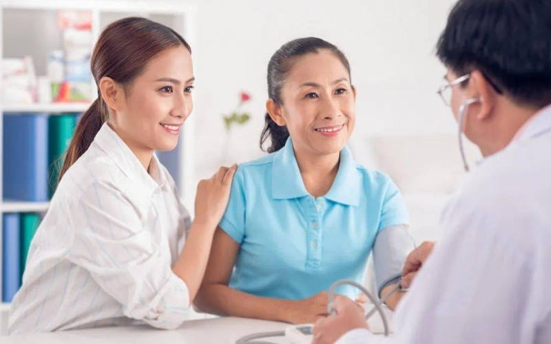 Bác sĩ sẽ tư vấn cho bạn biện pháp phòng ngừa bệnh và duy trì sức khỏe