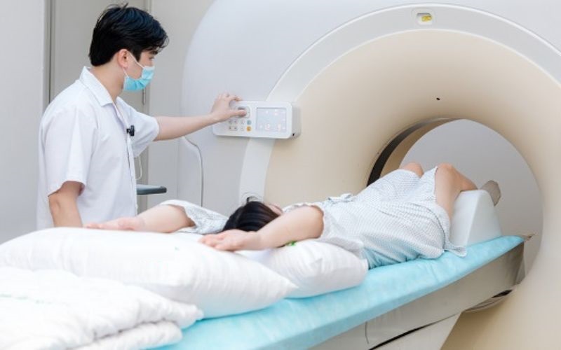 Việc kiểm tra sức khỏe toàn diện giúp phát hiện các yếu tố nguy cơ tiềm ẩn