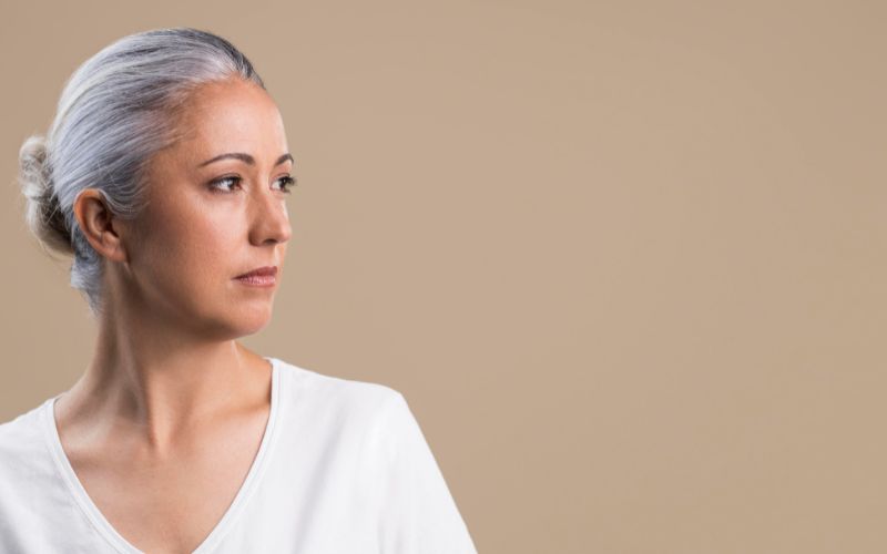 Dấu hiệu lão hoá cơ thể dễ nhận biết là tóc bạc và rụng tóc