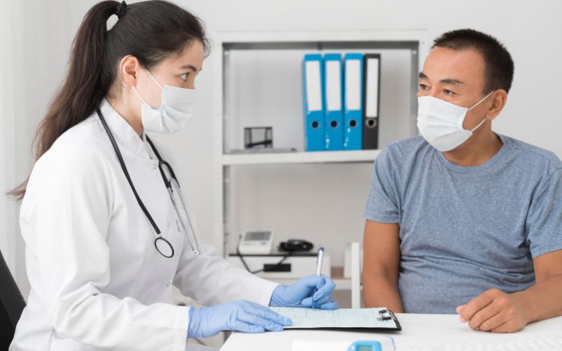 Hệ miễn dịch cũng bị suy yếu khi tuổi tác tăng lên và quá trình lão hoá cơ thể phát triển, dễ mắc bệnh