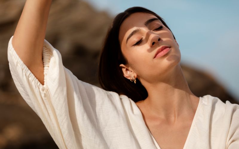 Tia UV từ ánh nắng mặt trời là một trong những tác nhân gây lão hóa da sớm nhất