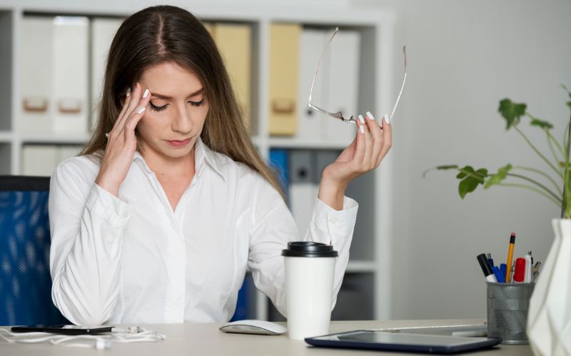 Căng thẳng kéo dài có thể kích thích cơ thể sản sinh hormone cortisol, dẫn đến lão hoá da sớm