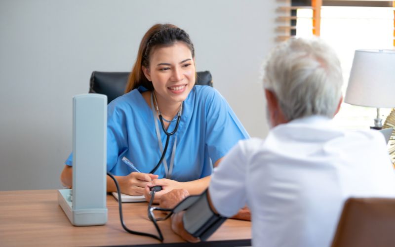 dich-vu-loc-mau-dinh-ky-cho-nguoi-gia