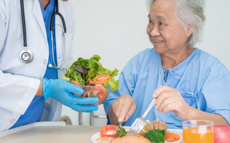 dich-vu-loc-mau-dinh-ky-cho-nguoi-gia