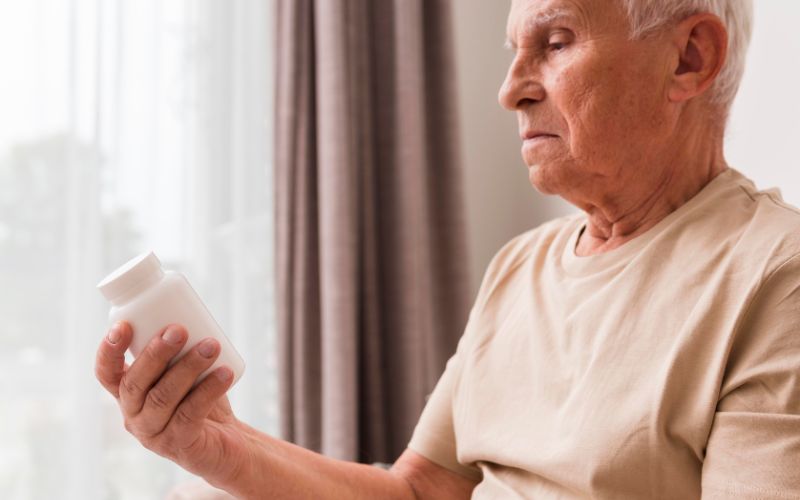 Người cao tuổi phải sử dụng thuốc để điều trị các bệnh mãn tính như tiểu đường, tăng huyết áp và bệnh tim