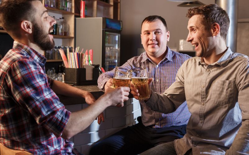 Uống rượu bia quá mức và thường xuyên có thể gây ra hàng loạt vấn đề sức khỏe nghiêm trọng