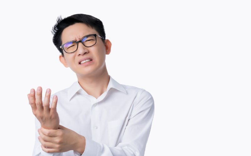 Sự sưng phù hoặc đau ở chân tay có thể là dấu hiệu 