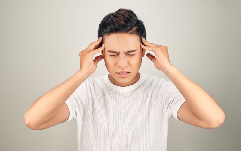 Đau đầu liên tục, đặc biệt khi kết hợp với các triệu chứng khác là dấu hiệu lọc máu xấu cho nam giới