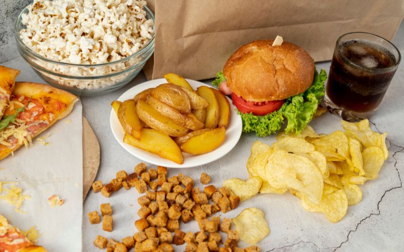 Tránh những thực phẩm chế biến sẵn, đồ ăn nhanh lọc máu xấu cho phụ nữ