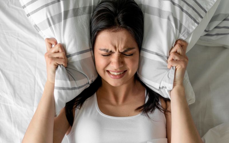 Giấc ngủ bị rối loạn, khó ngủ, ngủ không sâu giấc, hoặc thức dậy cảm thấy mệt mỏi 