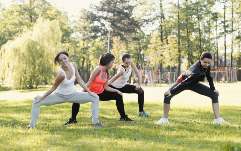 Các bài tập như đi bộ, chạy bộ, bơi lội hoặc aerobic nhẹ nhàng hỗ trợ mất ngủ tiền mãn kinh