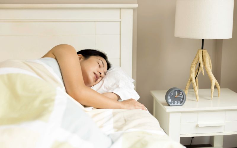 Không gian phòng ngủ sạch sẽ, thoải mái hỗ trợ mất ngủ tiền mãn kinh