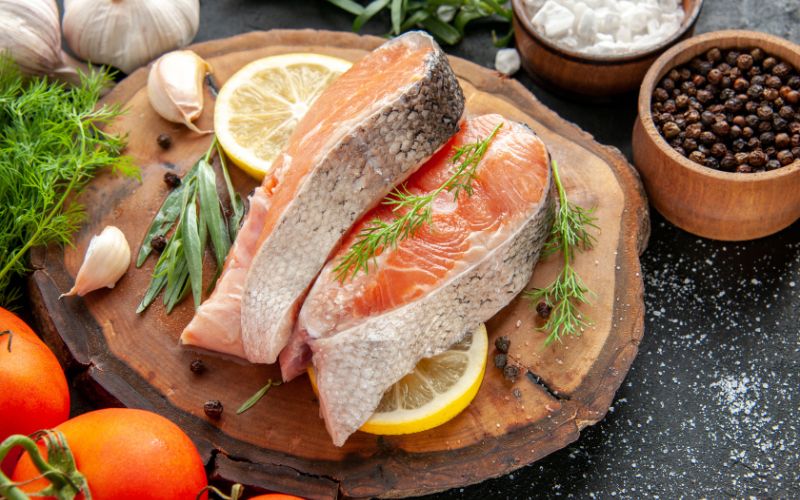 Cá hồi, cá ngừ không chỉ là một món ăn ngon miệng mà còn là nguồn thực phẩm giàu niacin và axit béo omega-3