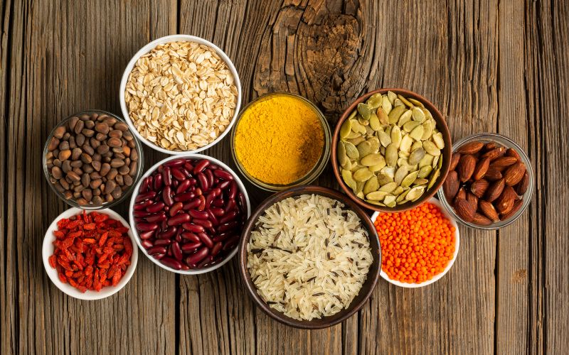 Hạt chia, hạt lanh, hạt bí, và hạt hướng dương là những nguồn thực phẩm giàu niacin và chất tiền chất NAD+