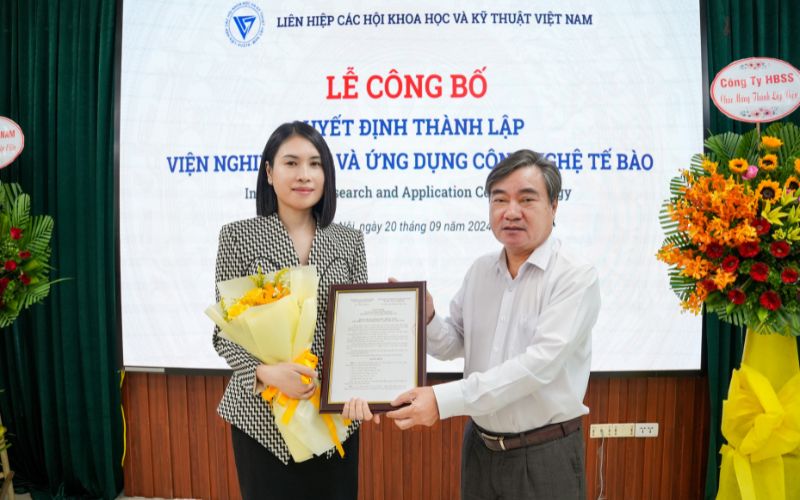 PGS.TS Phạm Quang Thao, Bí thư Đảng ủy, Phó Chủ tịch Liên hiệp Hội Khoa học và Kỹ thuật Việt Nam trao quyết định thành lập Hội đồng quản lý Viện Nghiên cứu và Ứng dụng Công nghệ Tế bào