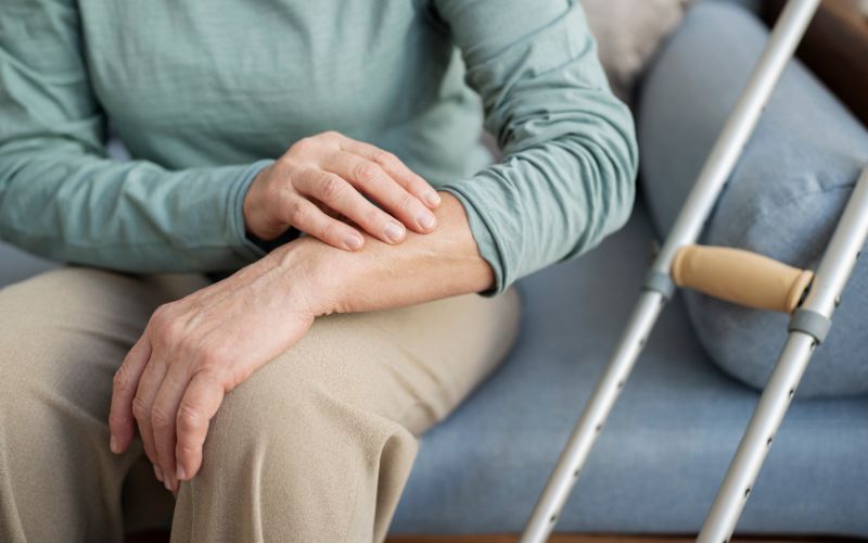 Bệnh Parkinson là một rối loạn thần kinh mạn tính, chủ yếu do sự mất mát của các tế bào não sản xuất dopamine