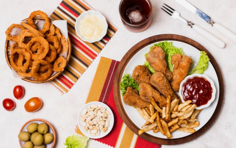 Thực phẩm chiên xào thường chứa nhiều chất béo bão hòa, người bệnh thoái hoá khớp nên tránh sử dụng