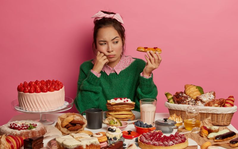 Câu trả lời đầu tiên thoái hoá khớp không nên ăn gì - Thực phẩm chứa nhiều đường như bánh ngọt, kẹo, nước ngọt có ga