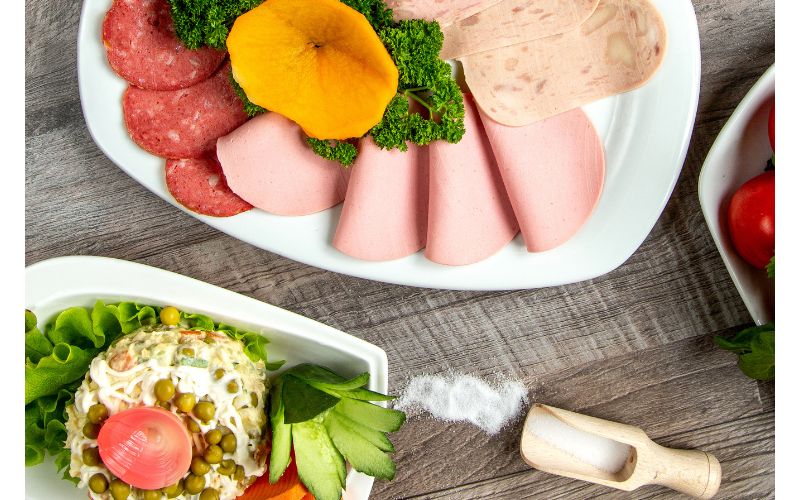 Thực phẩm chế biến sẵn như xúc xích, thịt nguội, mì gói người bệnh thoái hoá khớp nên tránh xa