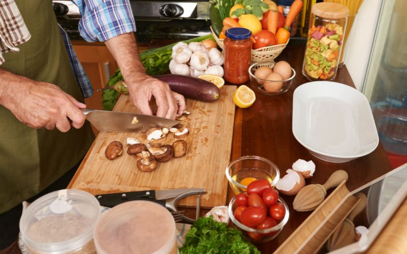 Nấu ăn tại nhà cho phép bạn kiểm soát thành phần và chất lượng thực phẩm, lựa chọn thoái hoá khớp nên ăn gì