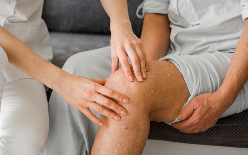 Thoái hóa khớp là một bệnh lý mãn tính xảy ra khi sụn khớp, lớp đệm bảo vệ giữa các khớp xương, bị hao mòn theo thời gian