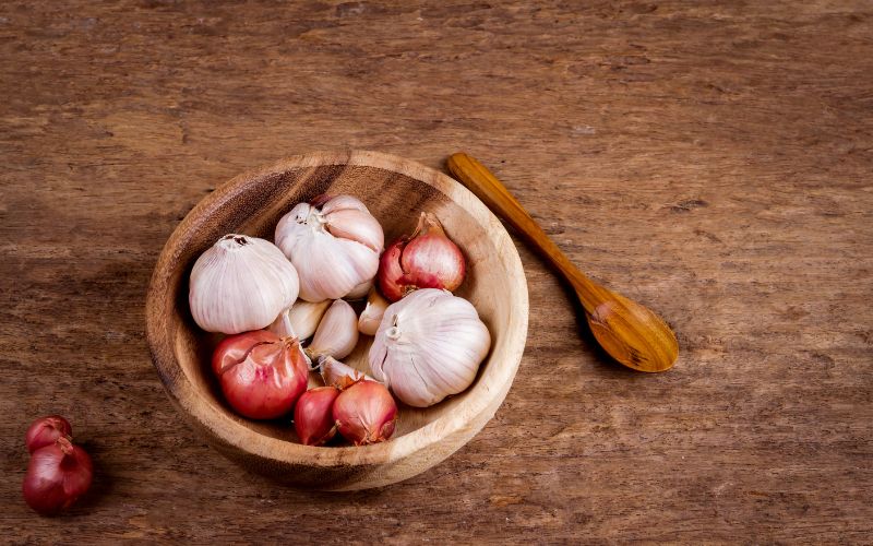 Hành và tỏi chứa các hợp chất có đặc tính chống viêm mạnh mẽ bổ sung thoái hoá khớp ăn gì tốt