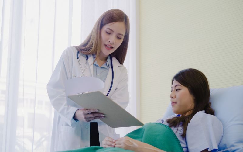 Theo dõi biến chứng có thể gặp phải sau trị viêm khớp bằng tế bào gốc