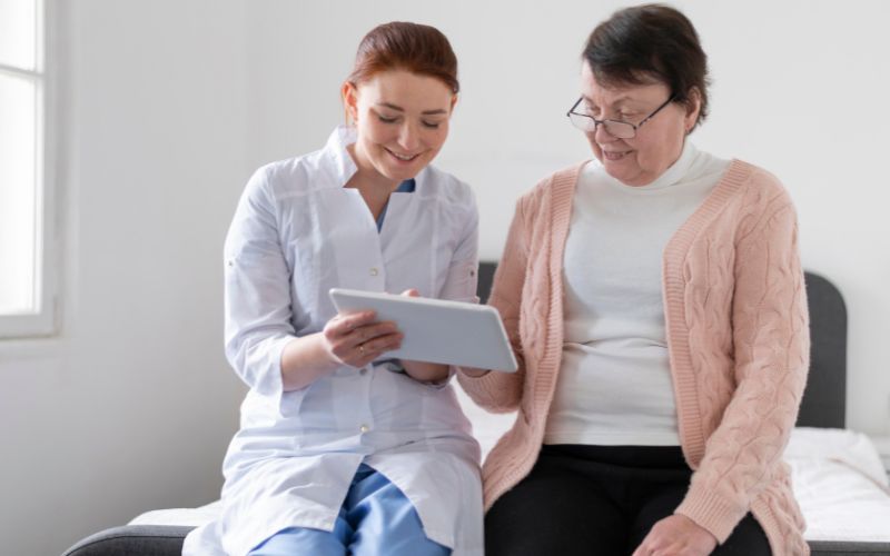 Sau khi trị viêm khớp bằng tế bào gốc theo dõi tình trạng sức khỏe để đảm bảo kết quả điều trị tốt nhất