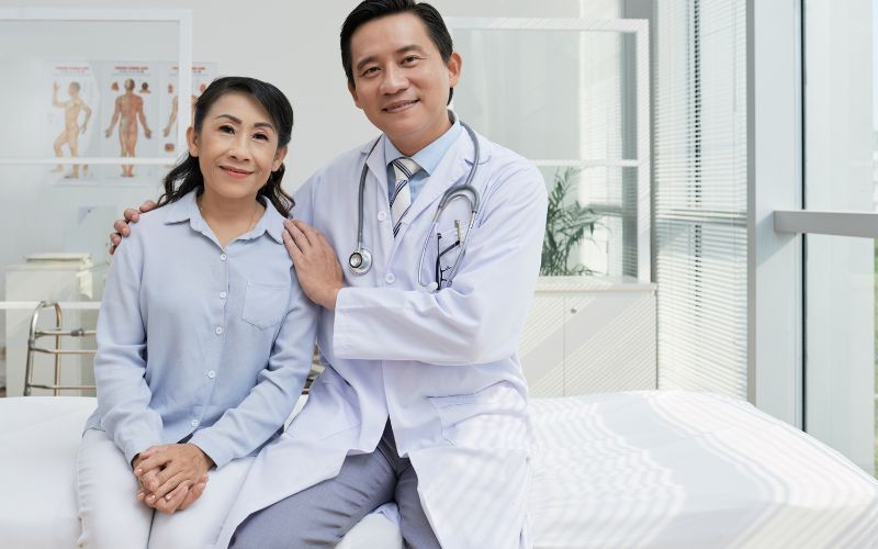 Sau khi trị viêm khớp thoái hoá bằng tế bào gốc, bệnh nhân sẽ được theo dõi thường xuyên