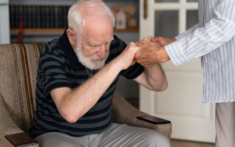 Tuổi già hay lão hoá khiến xương khớp yếu đi