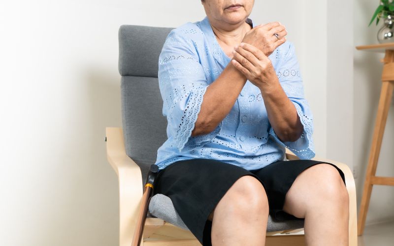  Cơn đau kéo dài hơn một vài ngày hoặc có dấu hiệu thoái hoá khớp gối tăng cường, đây là lúc bạn cần phải chú ý