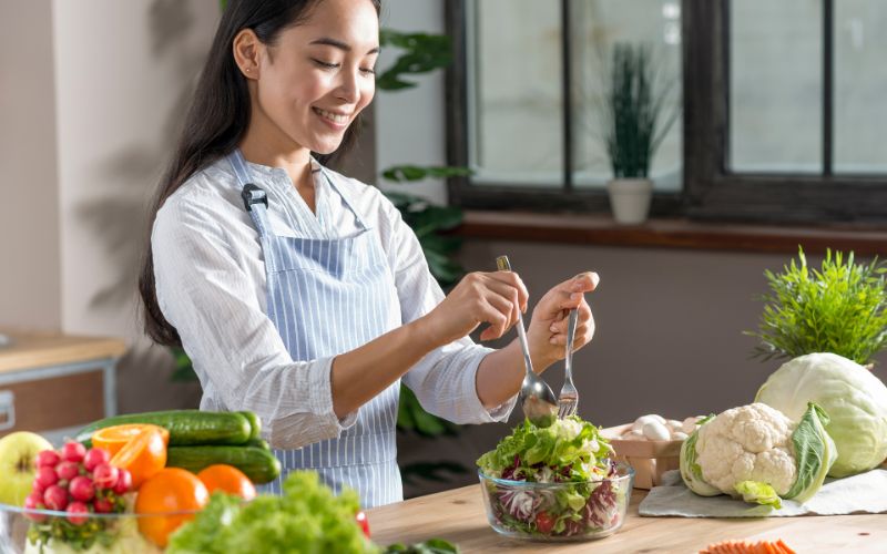 Chế độ ăn uống lành mạnh đóng vai trò quan trọng trong việc phòng ngừa và điều trị triệu chứng thoái hóa khớp gối