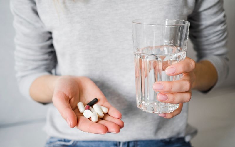 Sử dụng thuốc hỗ trợ giảm đau, giảm triệu chứng thoái hoá khớp gối 