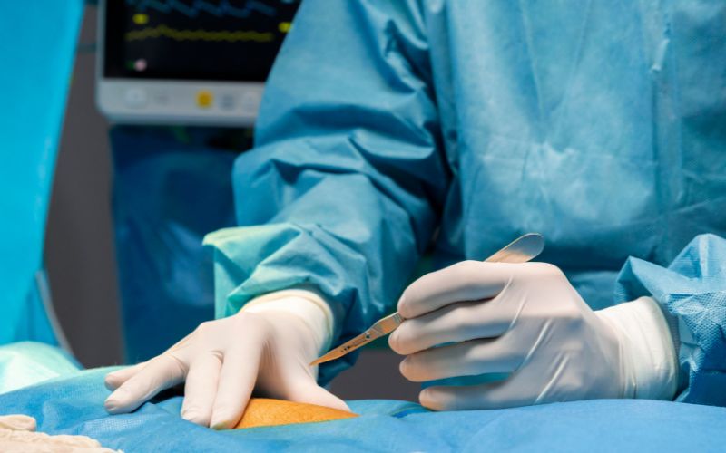 Xem xét phẫu thuật thay khớp trong trường hợp bắt buộc