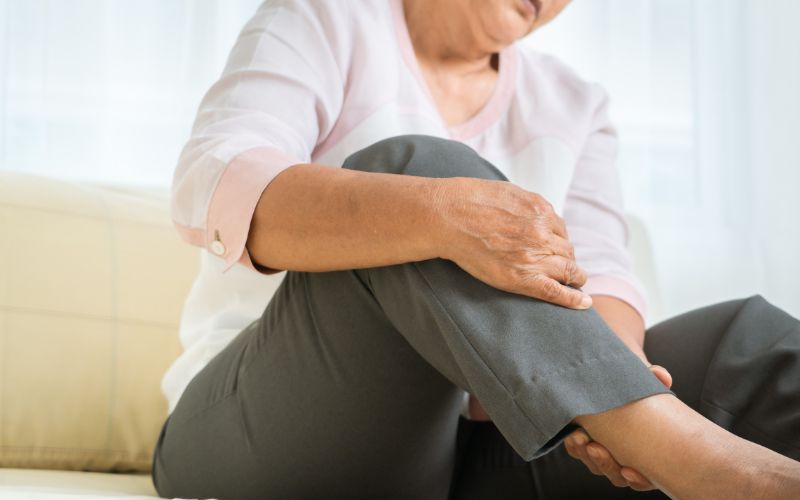 Cảm giác đau nhức ở khớp gối là triệu chứng thoái hoá khớp gối nổi bật và thường gặp nhất của thoái hóa khớp