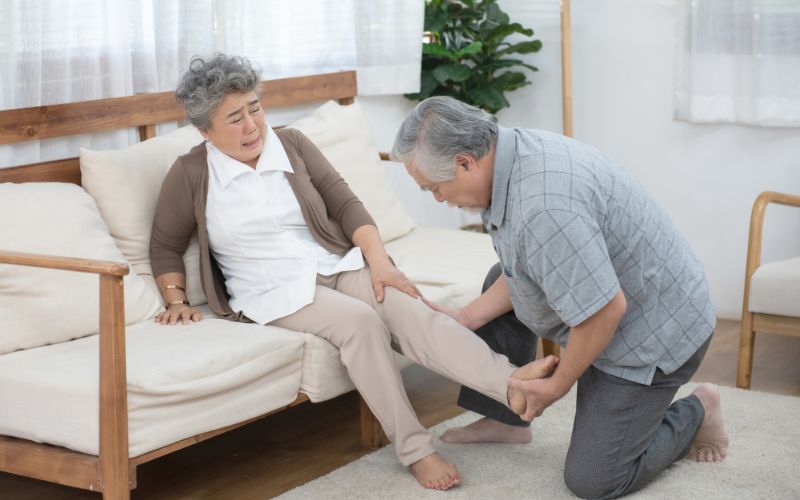 Co cứng khớp gối thường xảy ra vào buổi sáng khi vừa thức dậy hoặc sau khi ngồi lâu